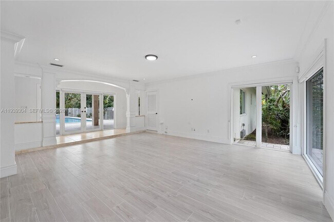 Building Photo - 10640 SW 61st Ave