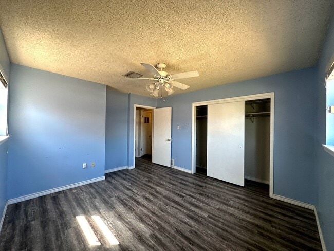 Building Photo - 3009 Bonham Ave