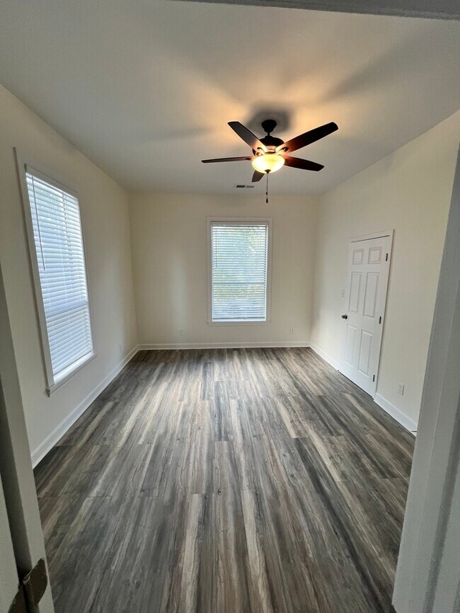 Building Photo - Newly Renovated Rental Home
