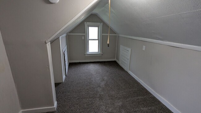 Building Photo - Charming 3-bedroom, 1.5-bathroom house loc...