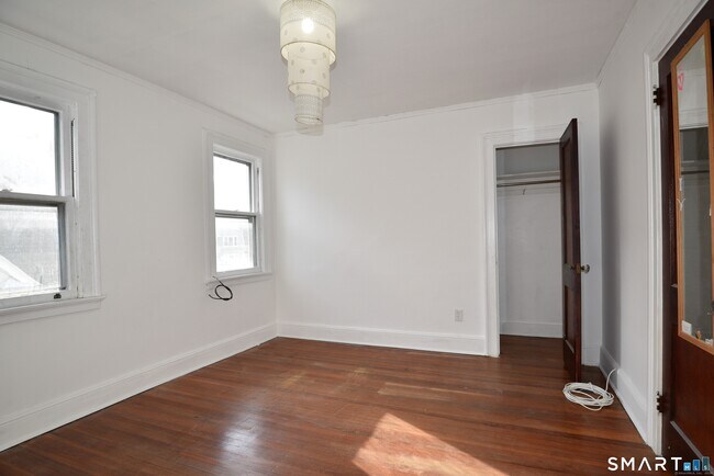 Building Photo - 214 N Quaker Ln