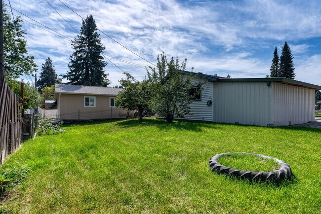 Building Photo - Beautifully renovated three bedroom with l...