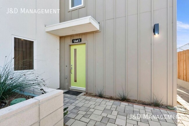 Building Photo - Brand New Build - Beautiful New Townhome