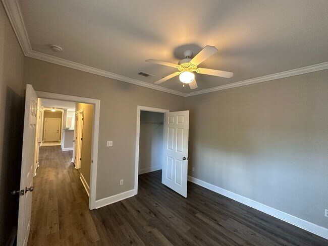 Building Photo - FIRST FLOOR APARTMENT COMMUNITY POOL!