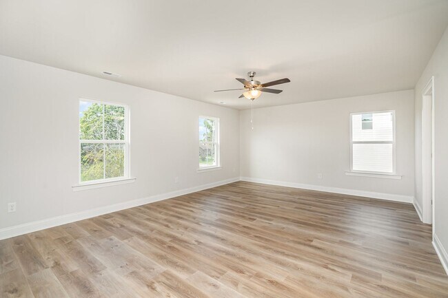 Building Photo - Beautiful 4BR 2.5BA Home w/ Full Appliance Kitchen • Garage Parking •