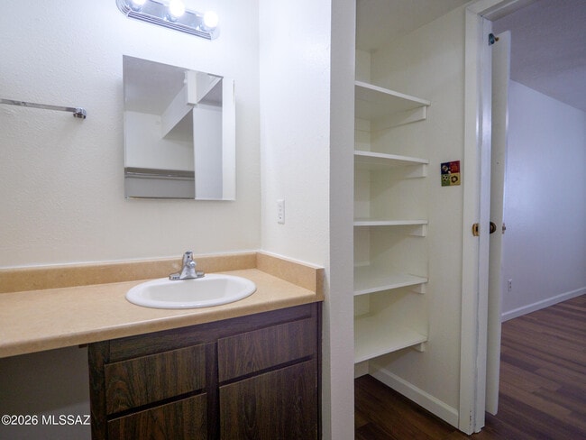 Building Photo - 6331 N Barcelona Ct