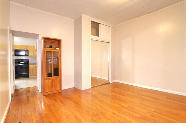 Building Photo - 39 Bowers St