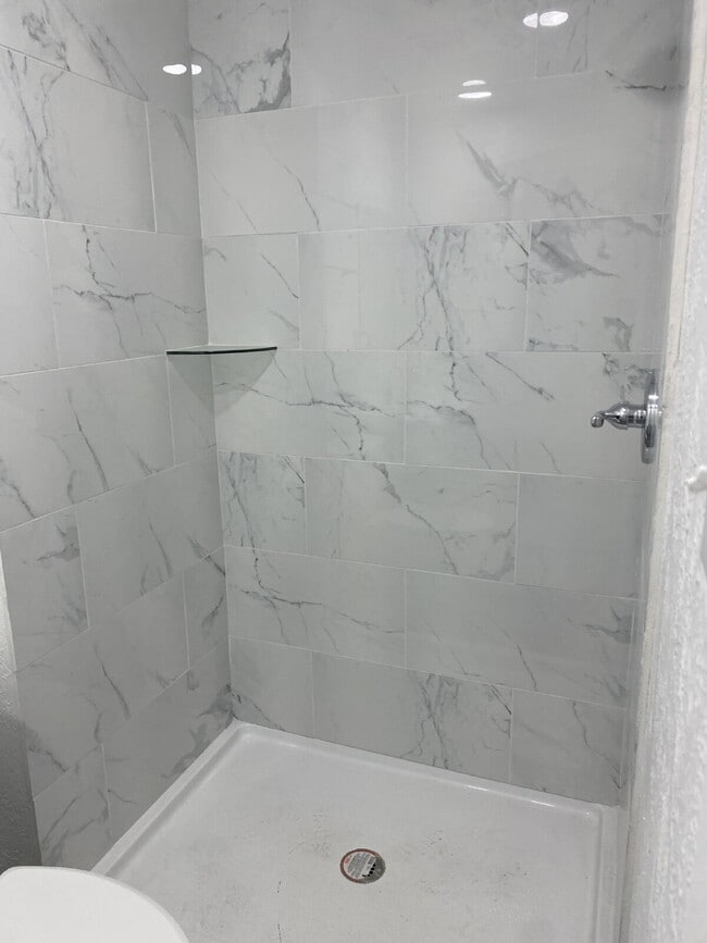 Building Photo - "Charming 3-Bed Oasis with 2 Full Baths in...