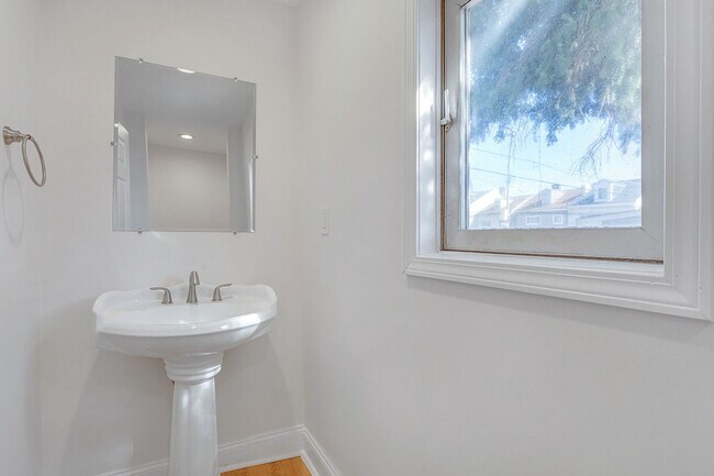 Building Photo - Updated 2 Bed, 1.5 Bath Home in Bloomfield...