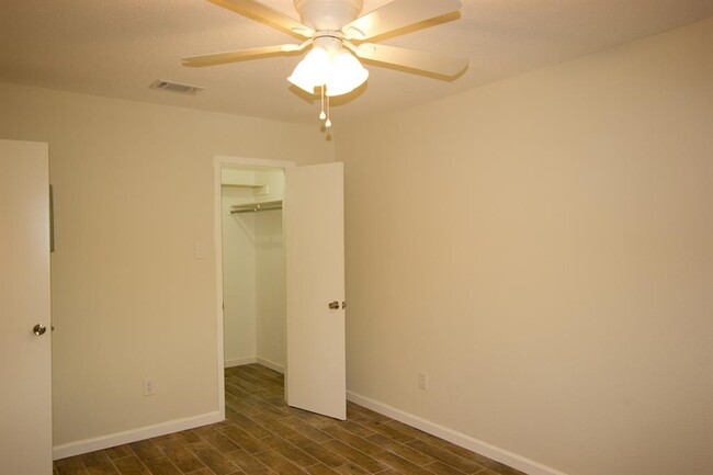 Building Photo - 2100 E Stassney Ln