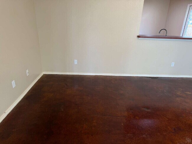 Building Photo - Beautiful 3 Bedroom Close to the Airport