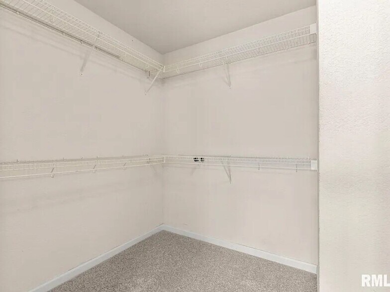 Building Photo - 11217 North Oakwood Drive