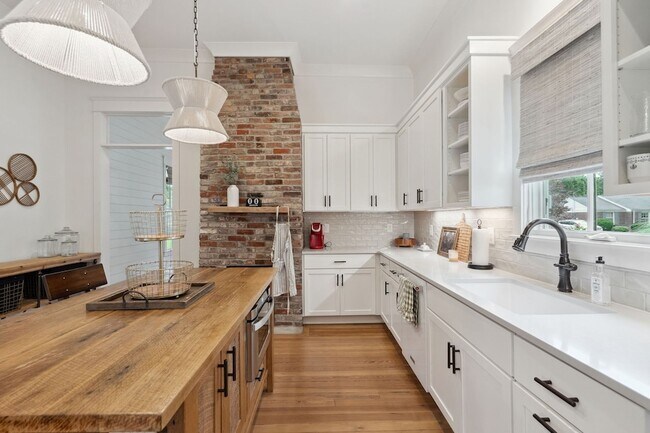 Building Photo - 1226 Adams St