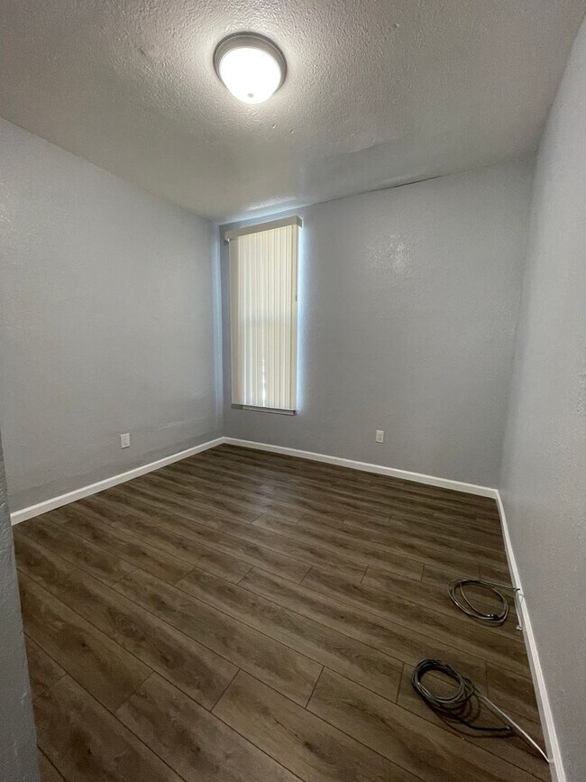 Building Photo - 00812