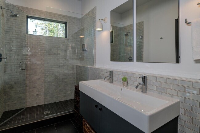 Building Photo - 17 Lakewood Dr