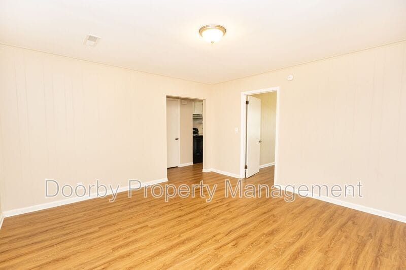 Building Photo - 207 Memorial Dr