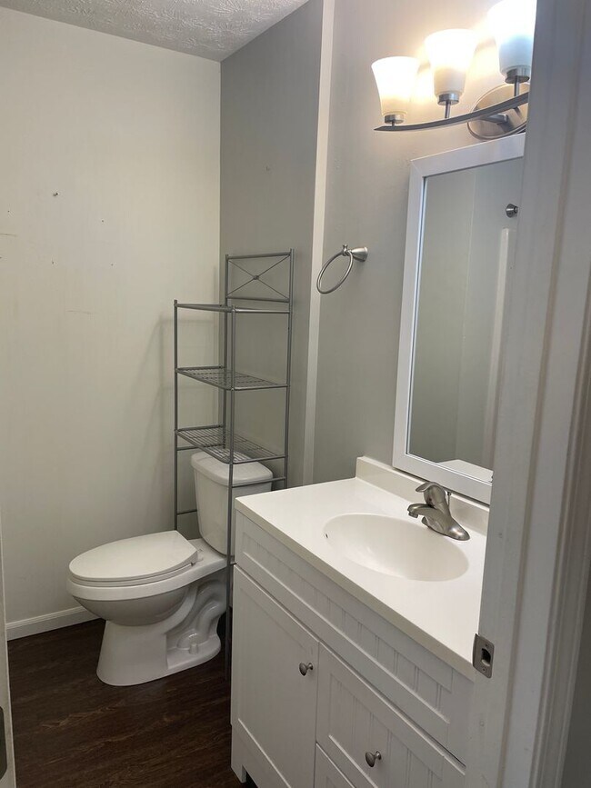 Building Photo - Beautiful, Large Duplex in a quiet Brookvi...