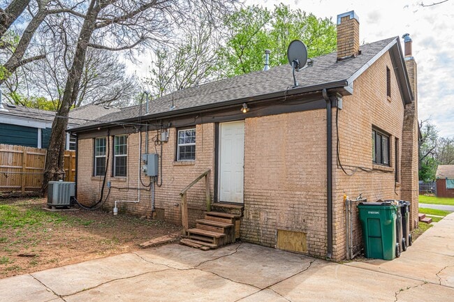 Building Photo - 2 Bed/1 Bath Home Near OCU!