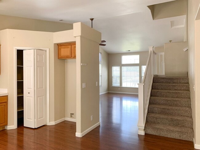 Building Photo - 4 Bedroom Home in Hollister