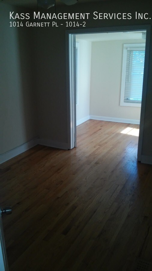 Building Photo - Very Spacious Apartment Near Northwestern ...