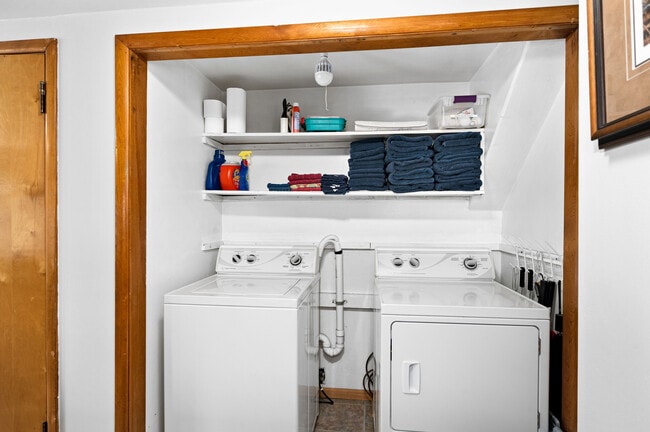 Building Photo - 278 Scenic Dr FURNISHED 4 BR On Lk