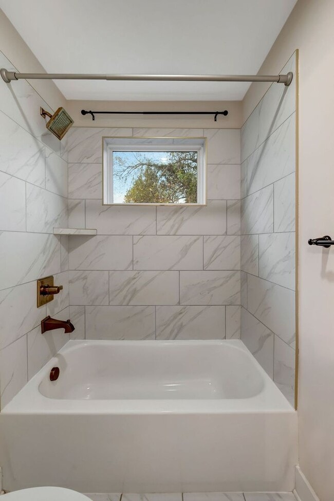 Building Photo - Modern 4 Bedroom/ 3 Bath Home in East Nash...