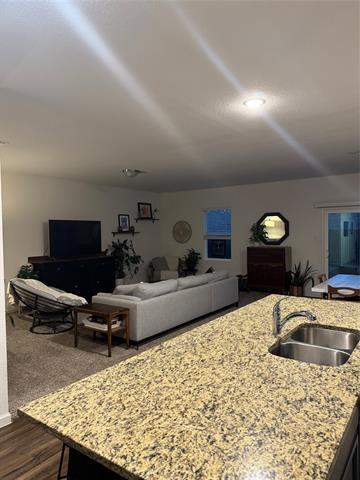 Building Photo - 824 Peach Tree Ln