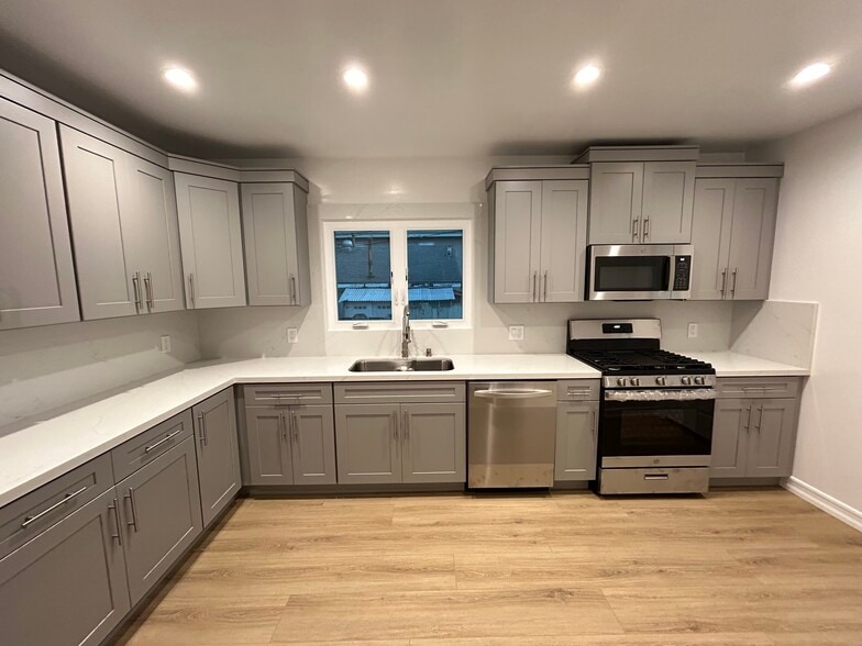 Building Photo - 1533 Freeman Ave