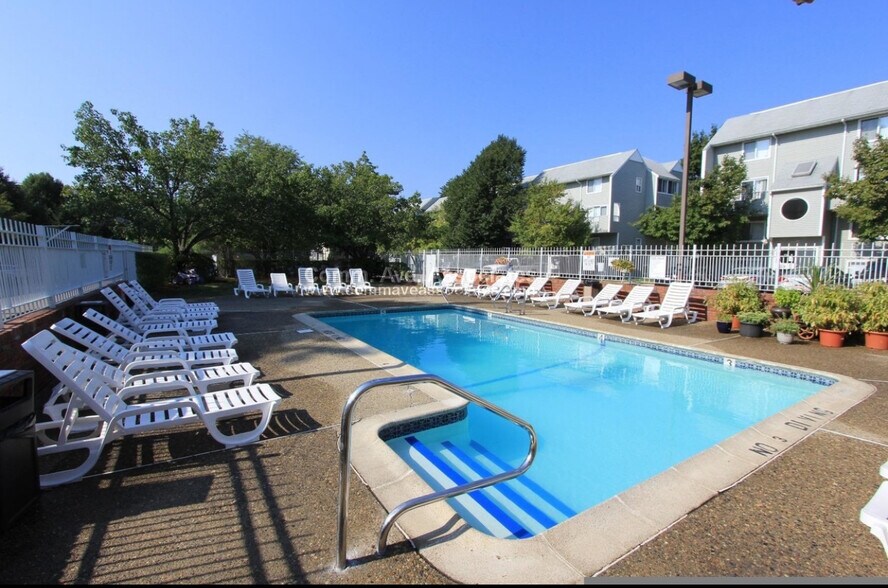 Building Photo - 142 North Beacon St