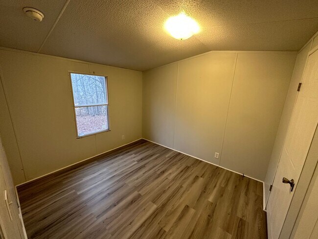Building Photo - Two bedroom single wide on private lot off Colonial Hwy!