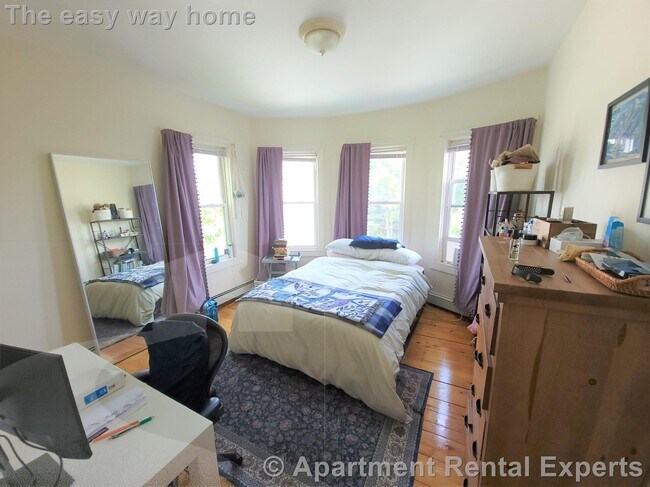 Building Photo - 37 Oak St