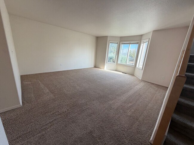 Building Photo - 2 Bedroom 2.5 bath townhouse w/ bonus room & Garage in Pasco