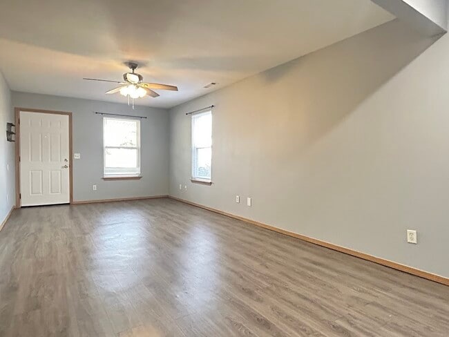 Building Photo - 807 Maple Dr