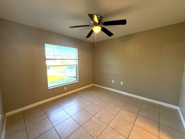 Building Photo - Spacious 3 Bed / 2 Bath Home with Large Ba...