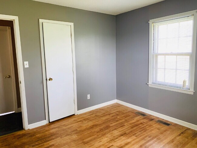 Building Photo - CUTE 3 BR, 1 BA BRICK HOME IN CONVENIENT MT OLIVE LOCATION