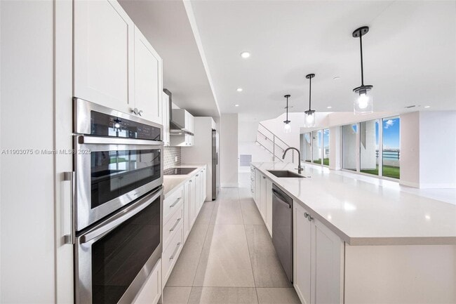 Building Photo - 555 NE 34th St