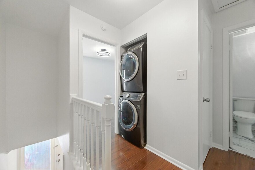 Building Photo - 233 Mill Point Dr