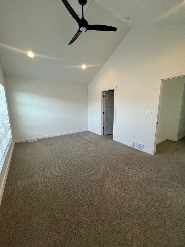 Building Photo - Spacious 3 Bed 2.5 Bath Home Available Jun...