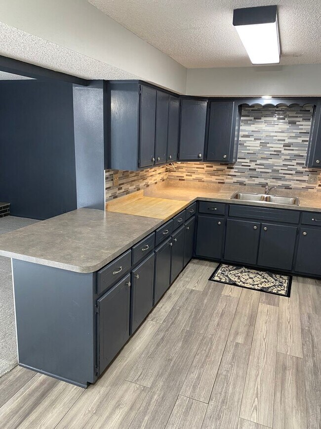 Building Photo - Fully Updated 3 Bedroom 3 Bath Townhouse with 2 Stall Attatched Garage