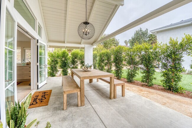 Building Photo - 727 Sonrisa St