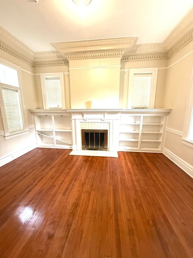 Building Photo - ** 4 bed 3 bath located in the Garden Dist...