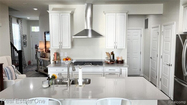 Building Photo - 4932 Glenora Dr