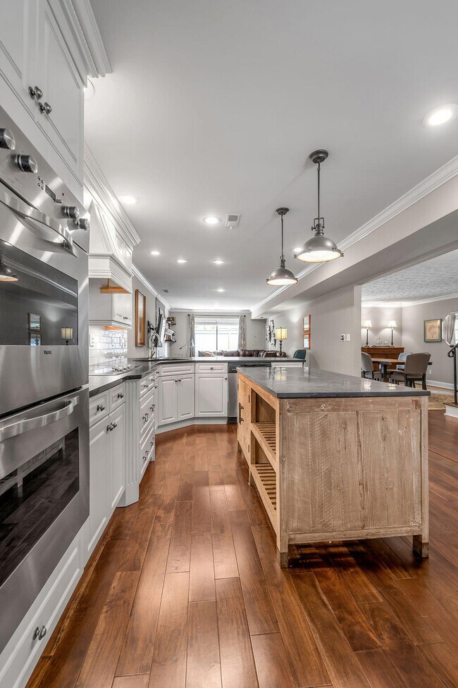 Building Photo - 500 Laketower Dr