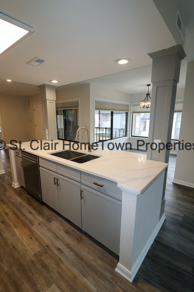 Building Photo - Upstairs Unit on Logan Martin Lake