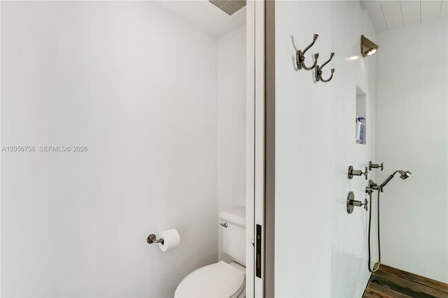 Building Photo - 270 Island Dr