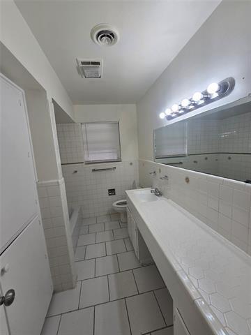 Building Photo - 921 Poinsettia Dr