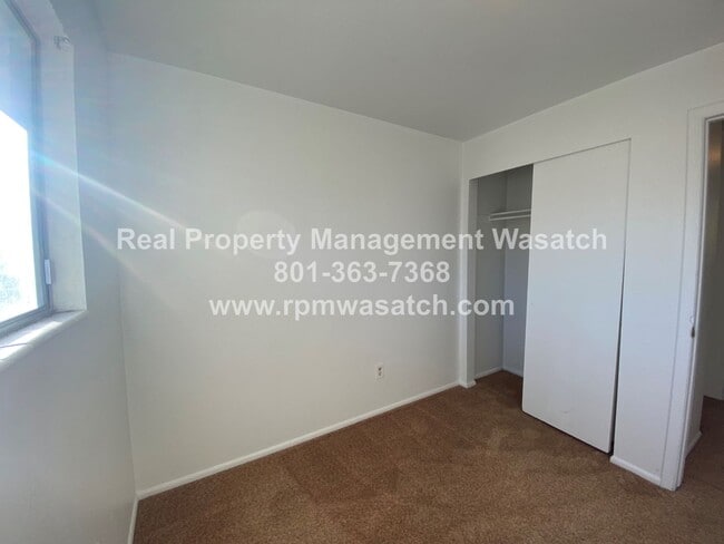 Building Photo - Check out This Unique 3 bed 1.5 Bath Townhome in Murray