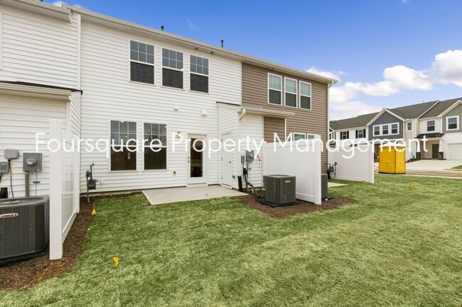 Building Photo - Townhome! | Back Patio with Privacy Fence|...