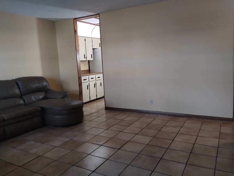 Living room looking into kitchen - 9018 SE Hobe Ridge Ave