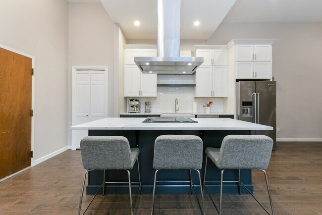 Building Photo - 743 E 4th St